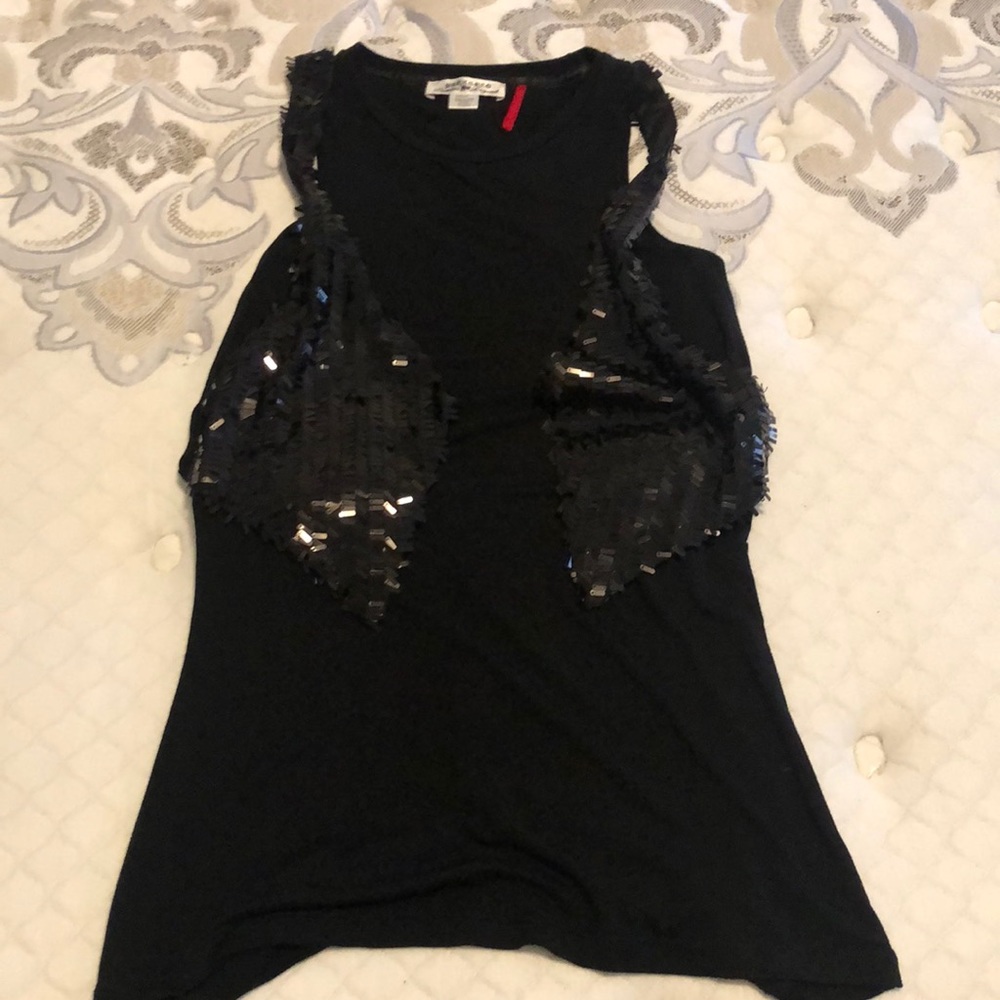 Black parasuco tank top with detail on front. Size small